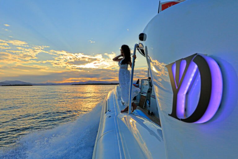 Yes darling cruising in the sunset, we can see le logo lit in purple and a beautiful woman in a white dress